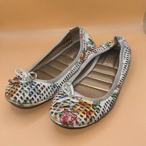 Me Too leather flats floral, women size 6
